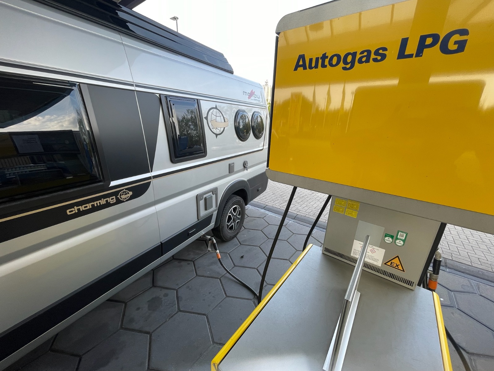 Wohnmobil beim Betanken von Autogas